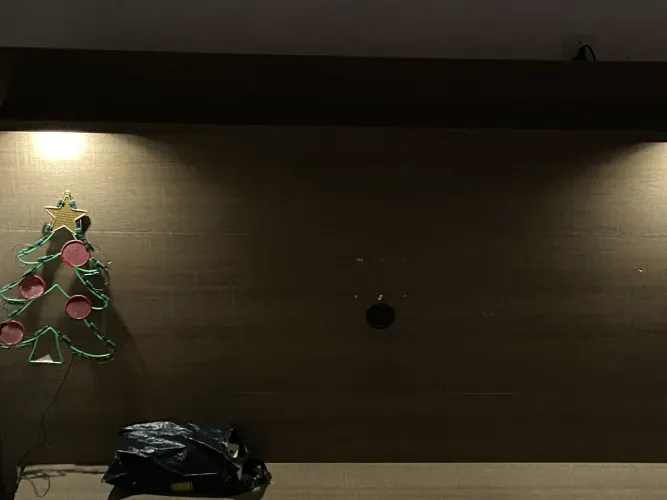 Rack grande com divisórias em vido espelhado, e luz