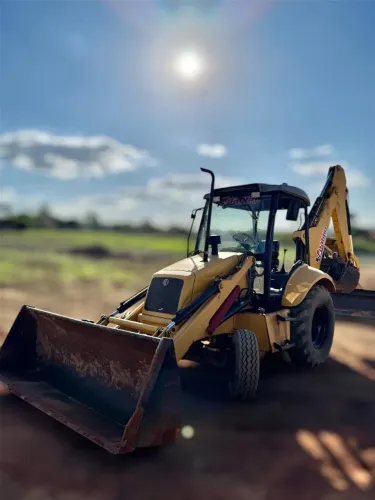 Retroescavadeira New Holland LB90 4x2 T - Ano 2010