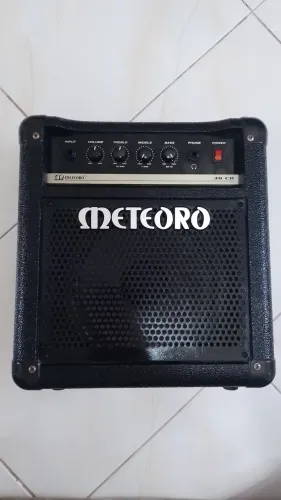 AMPLIFICADOR METEORO THOR CB 30 , 30W, PARA CONTRABAIXO, CUBO COR PRETO.