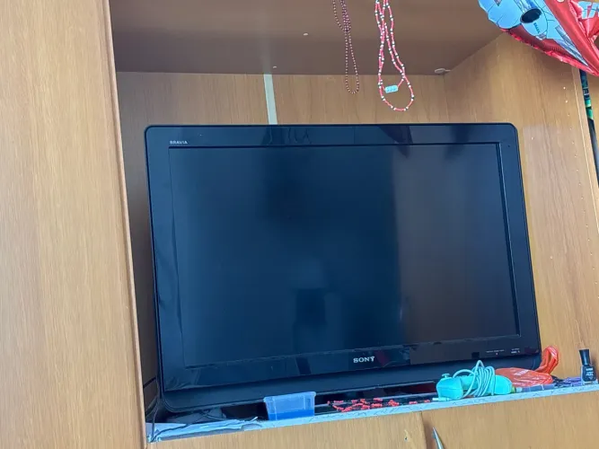 Tv com um pequeno quebrado mas funcionando