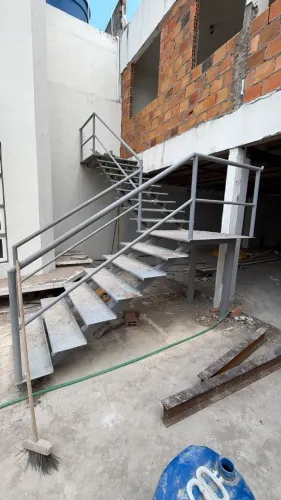 Escada disponível para venda, em bom estado e pronta para uso.