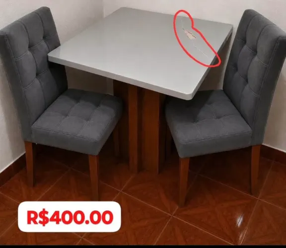 Mesa com 2 cadeiras 