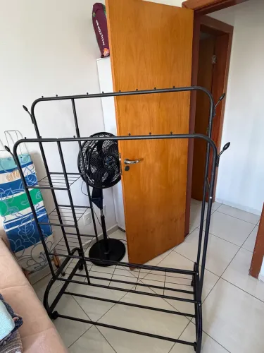 Cabideiro/ arara / prateleiras 