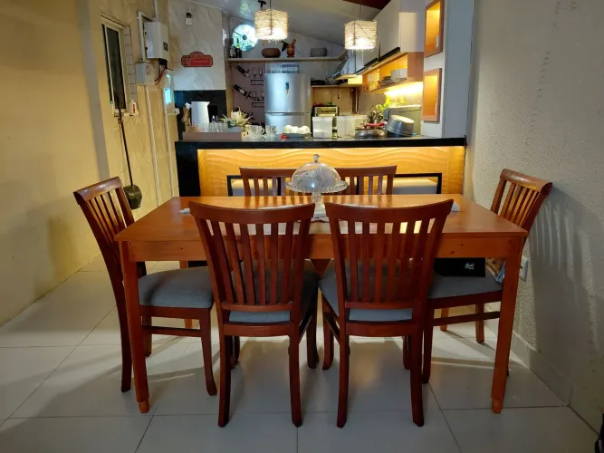 Mesa 6 cadeiras em madeira *