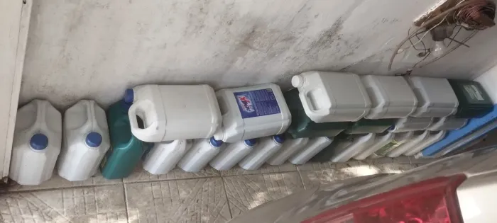 Vendo 25 frascos vazios de 5 litros