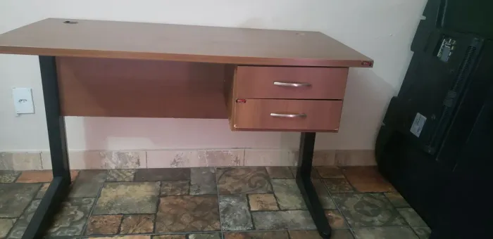 Escrivaninha de madeira