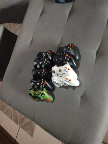Controles Xbox 360, preto, branco e elite.