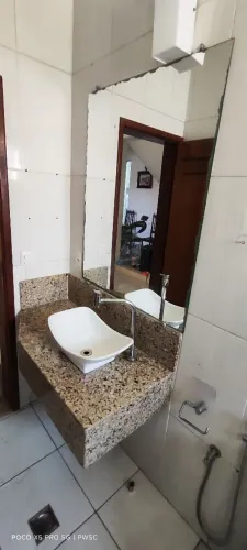 Pia de cozinha com cuba e torneira