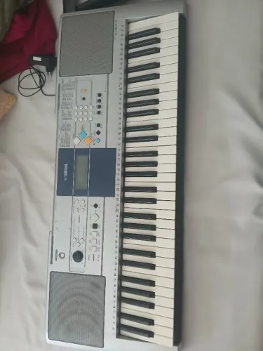 Teclado Yamaha 323