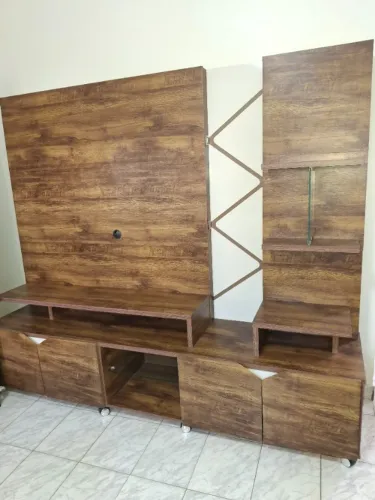 Rack em MDF com prateleiras, portas e rodózios