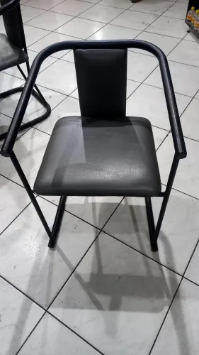 Cadeira estofada ,reforçada 