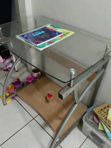 Mesa de estudo de vidro e ferro