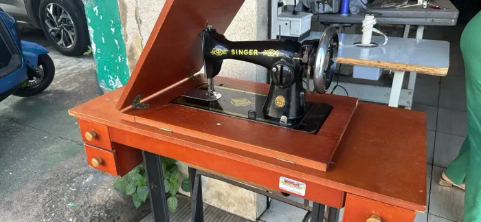 Máquina de costura singer com móvel