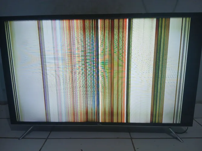 Vendo TV para retirada de peças
