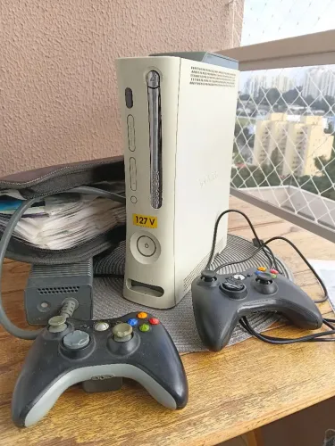 Xbox 360 Com fonte original 2 controles e jogos