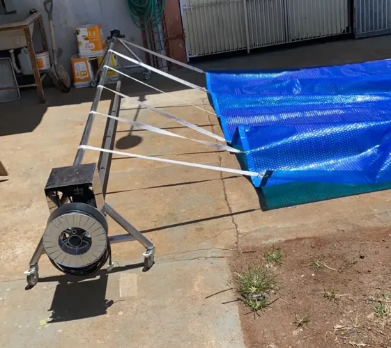 Enrolador automático de capas e lonas para piscina ou utilidade geral