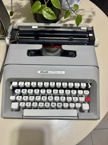Máquina de escrever Olivetti LETTERA 35 completa com manual