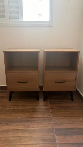 duas mesas de cabeceira