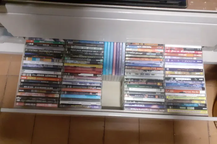 Vendo DVD'S DE BANDAS INTERNACIONAIS, NACIONAIS, E MPB LEIAM O ANÚNCIO