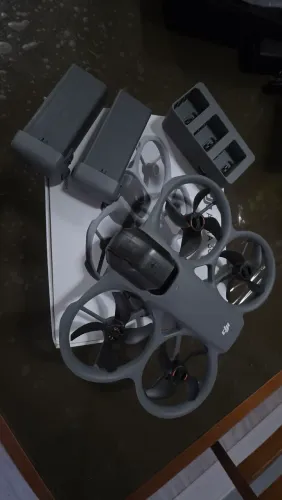 Dji Avata 360 com duas baterias.