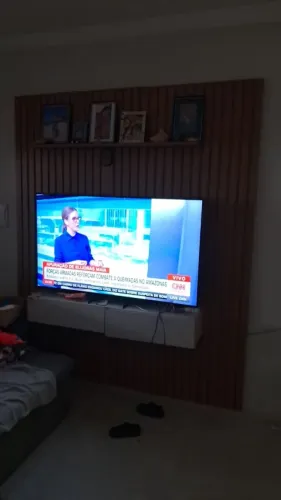 Painel ripado para TV