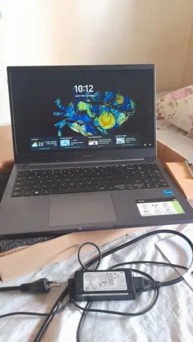 Vende-se um notebook, marca Samsung, único dono, muito bem conservado