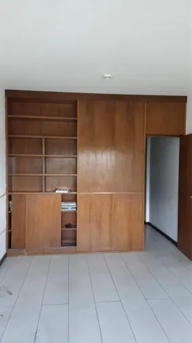 Guarda-roupa grande e conservado