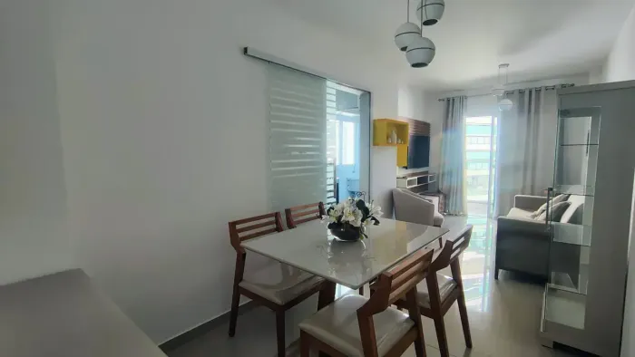 Apartamento de 78m², com 2 Quartos, sendo 1 Suíte, Mobiliado, com Garagem. Prédio com elev