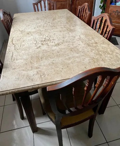 Mesa de jantar estilo antigo