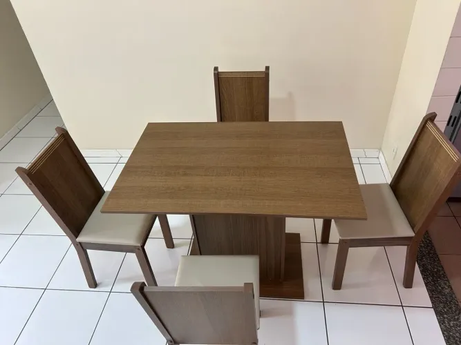 Mesa de madeira + 4 cadeiras