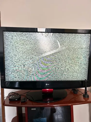 Kit TV LG 42 LCD + Conversor + Antena (Tela com película enrugada / Para conserto ou peças