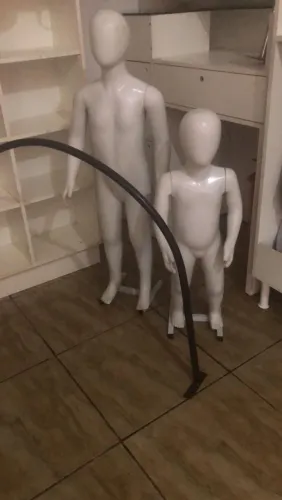 Vendo moveis para loja com muitas roupas infantil