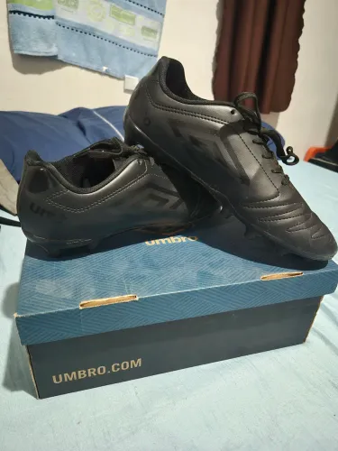 Chuteira Umbro Class tamanho 42 usada poucas vezes