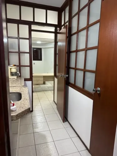 Sala comercial com três ambientes.