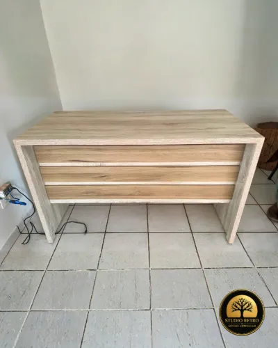 Mesa em MDF para recepção ou escritório, com gaveta - Fazemos móveis sob encomenda