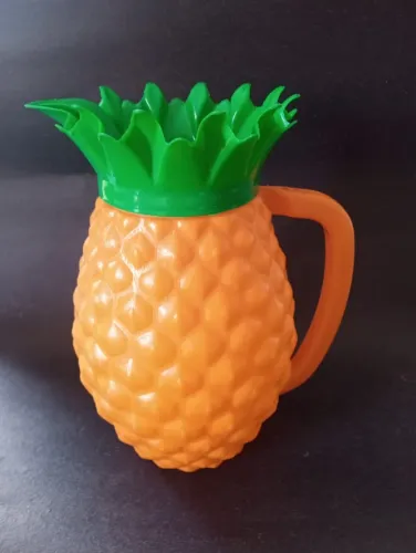 Antiga jarra para suco em formato de abacaxi