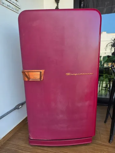 Geladeira Colecionador Frigidaire funcionando com motor novo, toda estrutura preservada