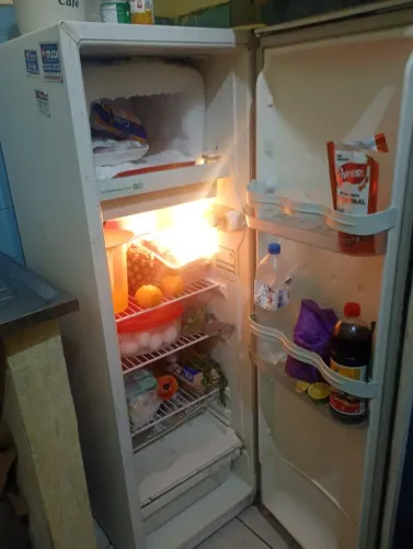 OGeladeira sem defeito funcionando perfeitamente 