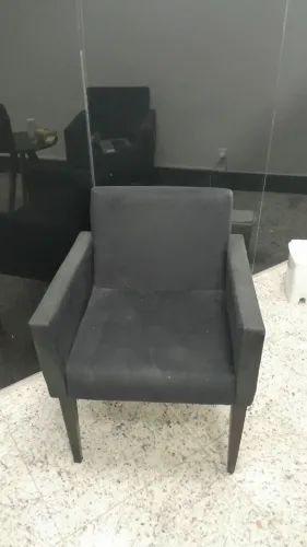 Vendo poltrona em veludo.seco na cor.preta