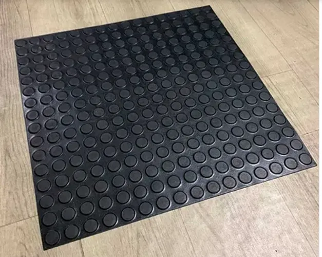 Piso borracha moeda - Piso emborrachado 50x50 tipo moeda placa - Ribeirão