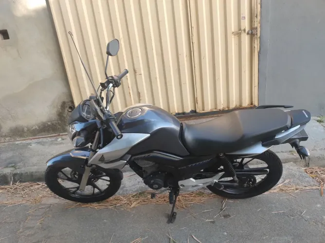 Vendo CG Titan 160 flexone 2022 cinza R$15.500 aceito cartão