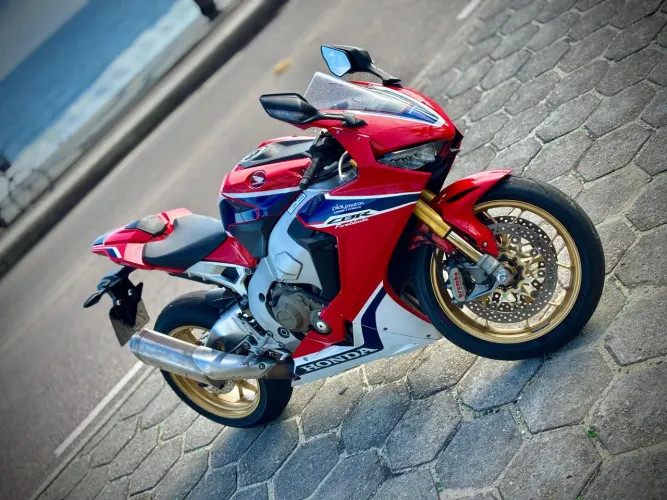 Moto impecável