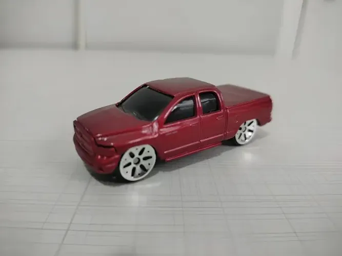 Miniatura '02 Dodge Ram Quad Cab Maisto 1/64 Vermelho