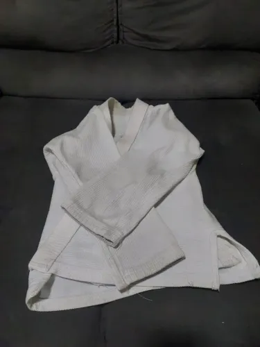 Estou vendendo um kimono (parte de cima) m4 bem conservado 