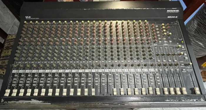 Vendo mesa de som Mackie SR 24-4 funcionando, para desocupar espaço leia descrição