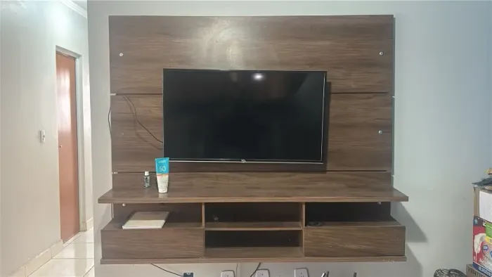 Painel de TV e sofá