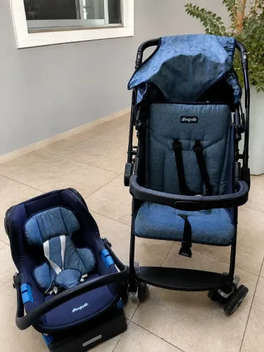 Carrinho com bebê conforto