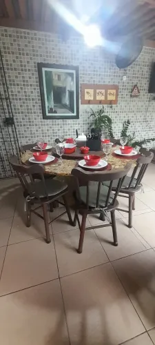 Mesa de jantar redonda de granito com tábua giratória e 6 cadeiras de madeira acolchoadas
