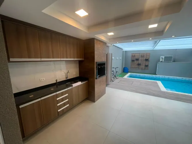 Sobrado Triplex de Alto Padrão com 3 Suítes e Piscina Aquecida em Santa Felicidade