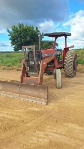 Trator MF 290 com sistema de lâmina Tatu